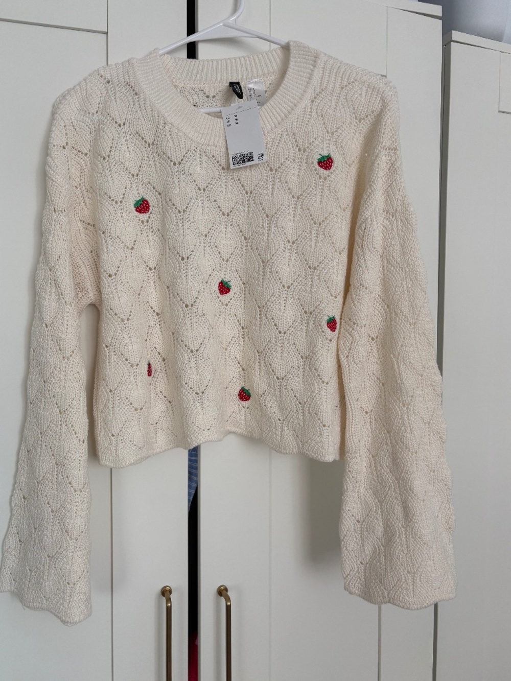 H&M Sweater embroidered strawberries size M